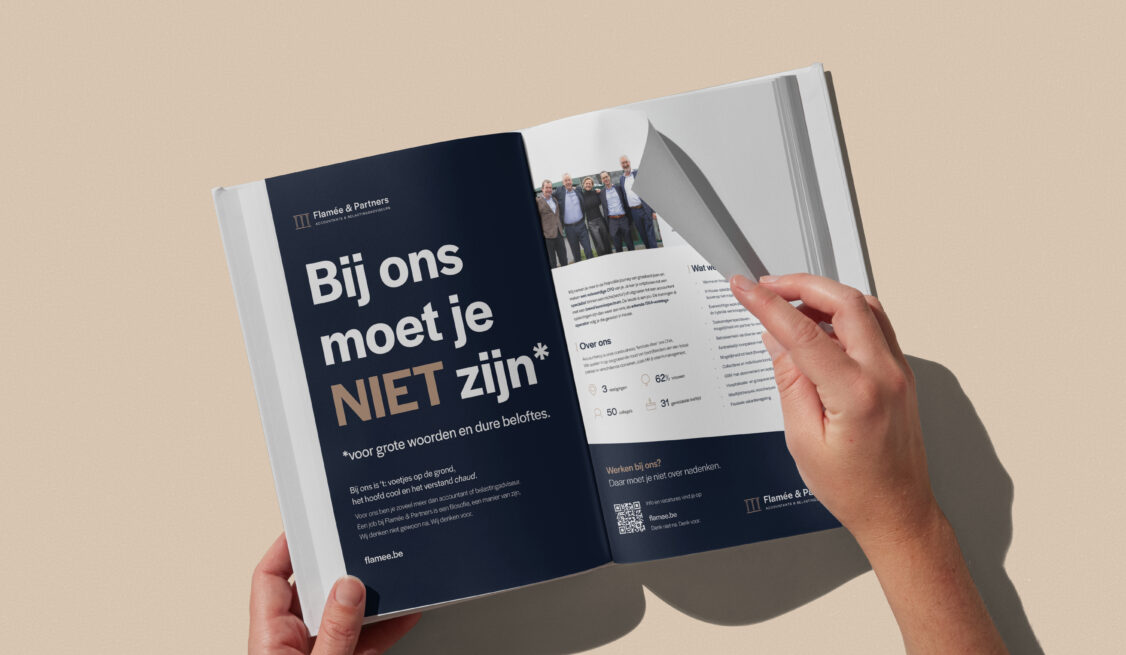 Mock-up van een magazine met daarin een advertentie voor Flamée & Partners. De copy luidt: "Bij ons moet je NIET zijn."