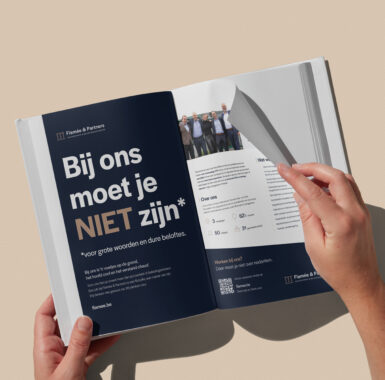 Mock-up van een magazine met daarin een advertentie voor Flamée & Partners. De copy luidt: "Bij ons moet je NIET zijn."