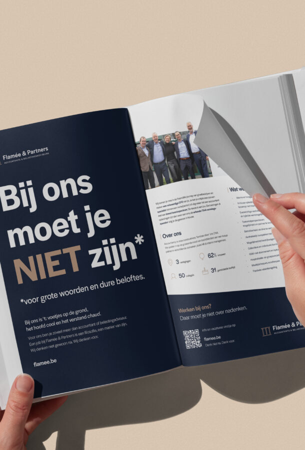 Mock-up van een magazine met daarin een advertentie voor Flamée & Partners. De copy luidt: "Bij ons moet je NIET zijn."